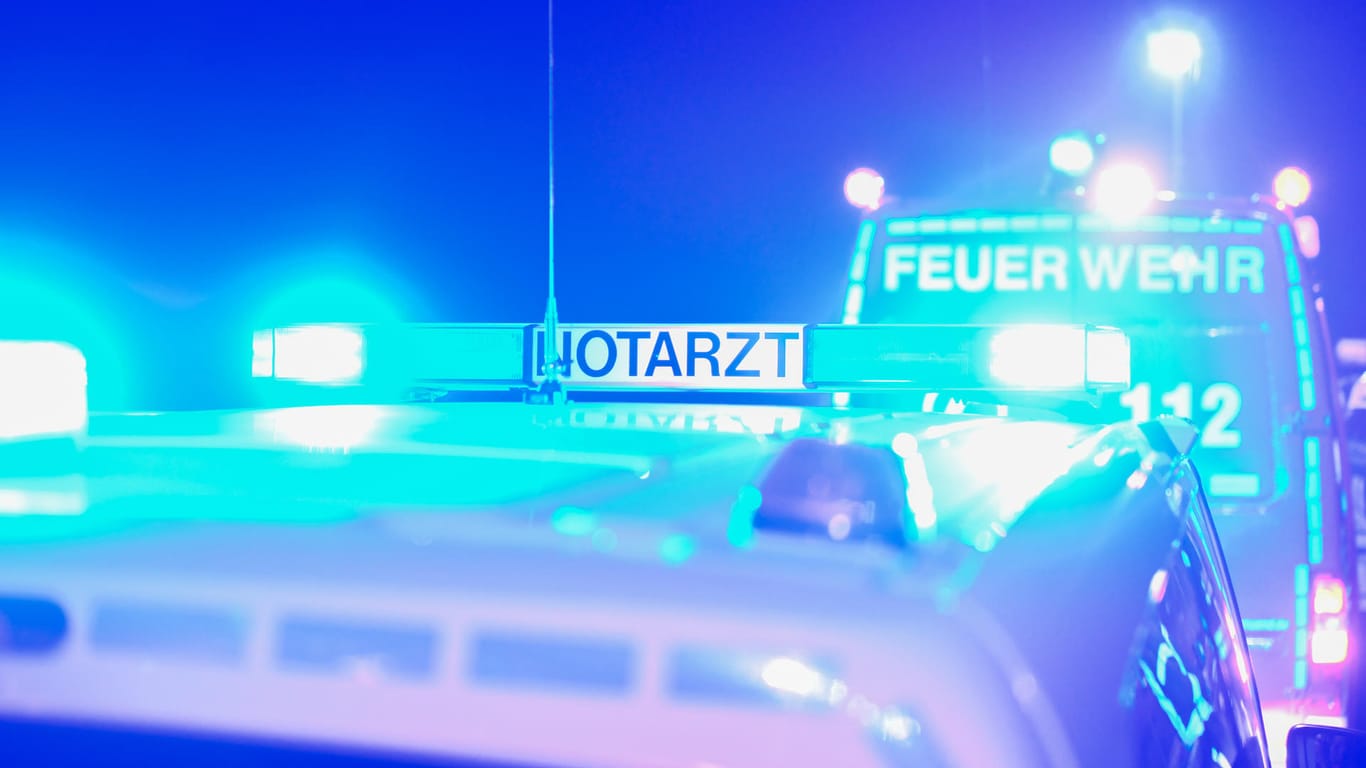Notarzt und Feuerwehr: Immer weniger Menschen sterben bei Unfällen auf deutschen Straßen.