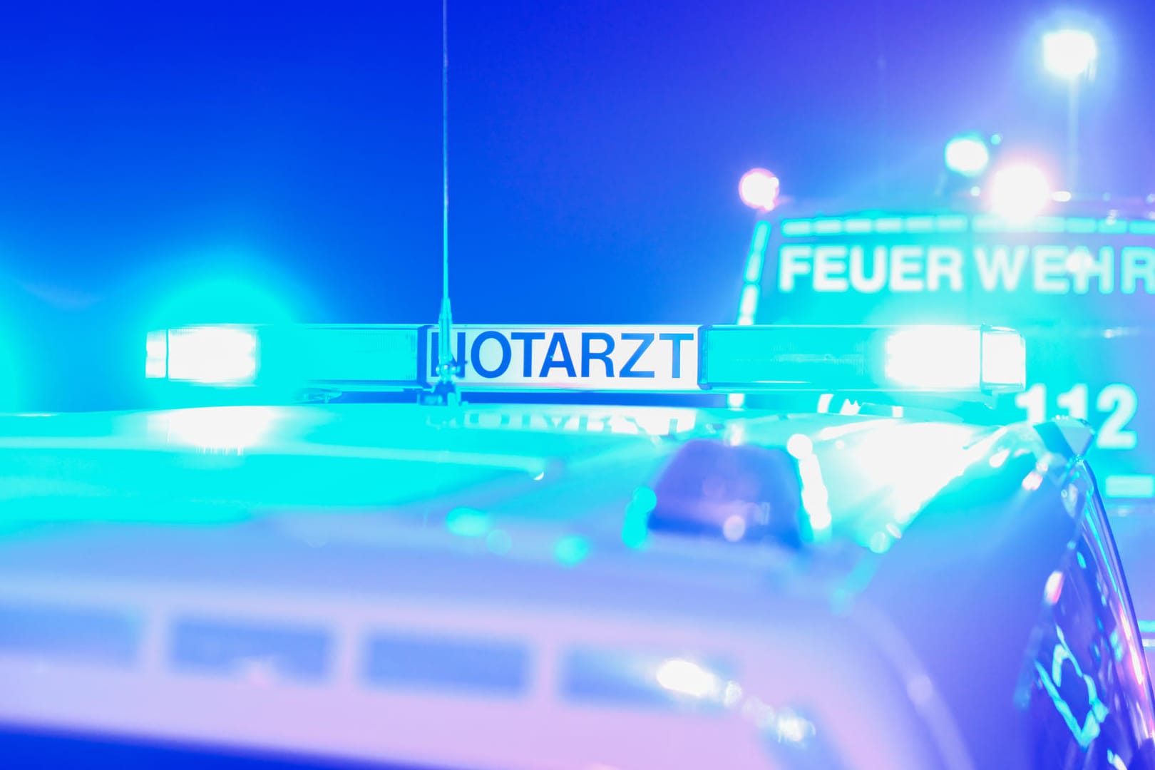 Notarzt und Feuerwehr: Immer weniger Menschen sterben bei Unfällen auf deutschen Straßen.