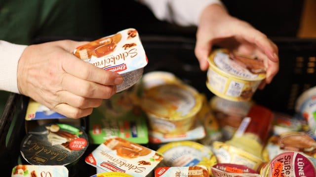 Die Tafeln sammeln bei Produzenten, Lebensmittelhandel oder Veranstaltungen überschüssige aber noch einwandfreie Lebensmittel ein, die sonst im Müll landen würden. Die Tafeln sammeln bei Produzenten, Lebensmittelhandel oder Veranstaltungen überschüssige aber noch einwandfreie Lebensmittel ein, die sonst im Müll landen würden.