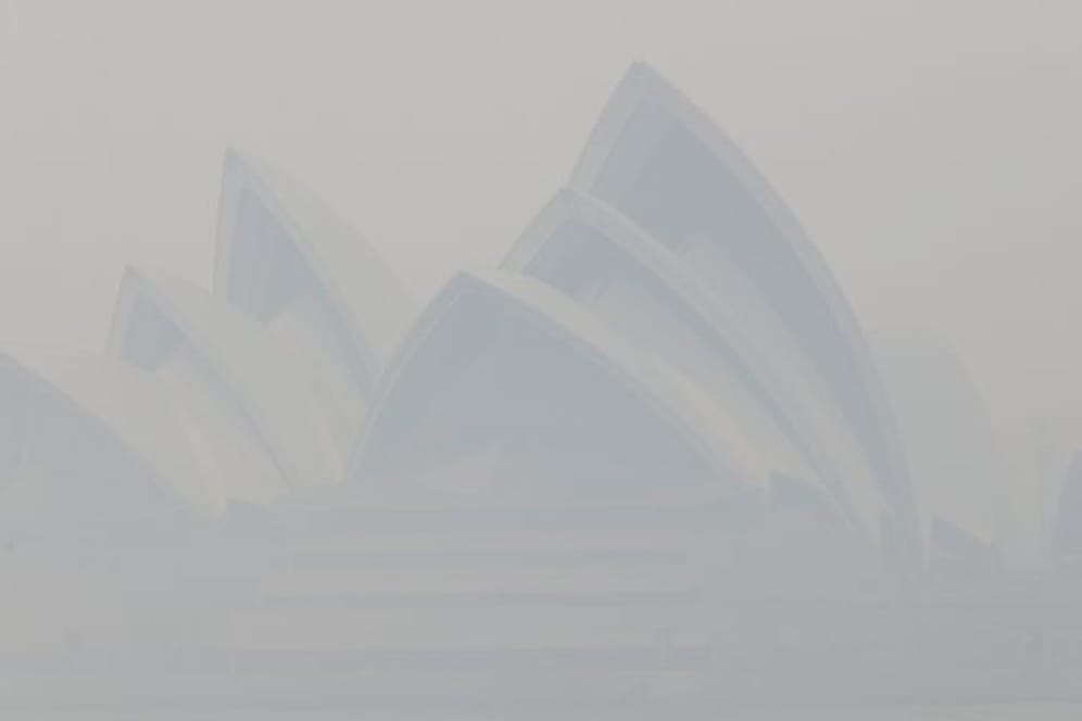 Kaum noch zu erkennen: Das Sydney Opera House ist in Rauch gehüllt.