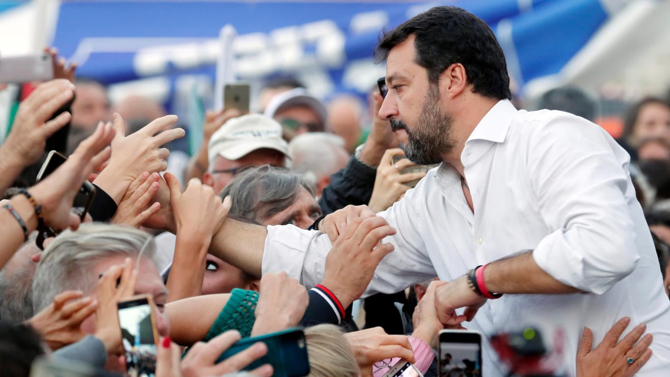 Salvinis Bad in der Menge: Der Rechtspopulist ist bei den Italienern weiter sehr beliebt.