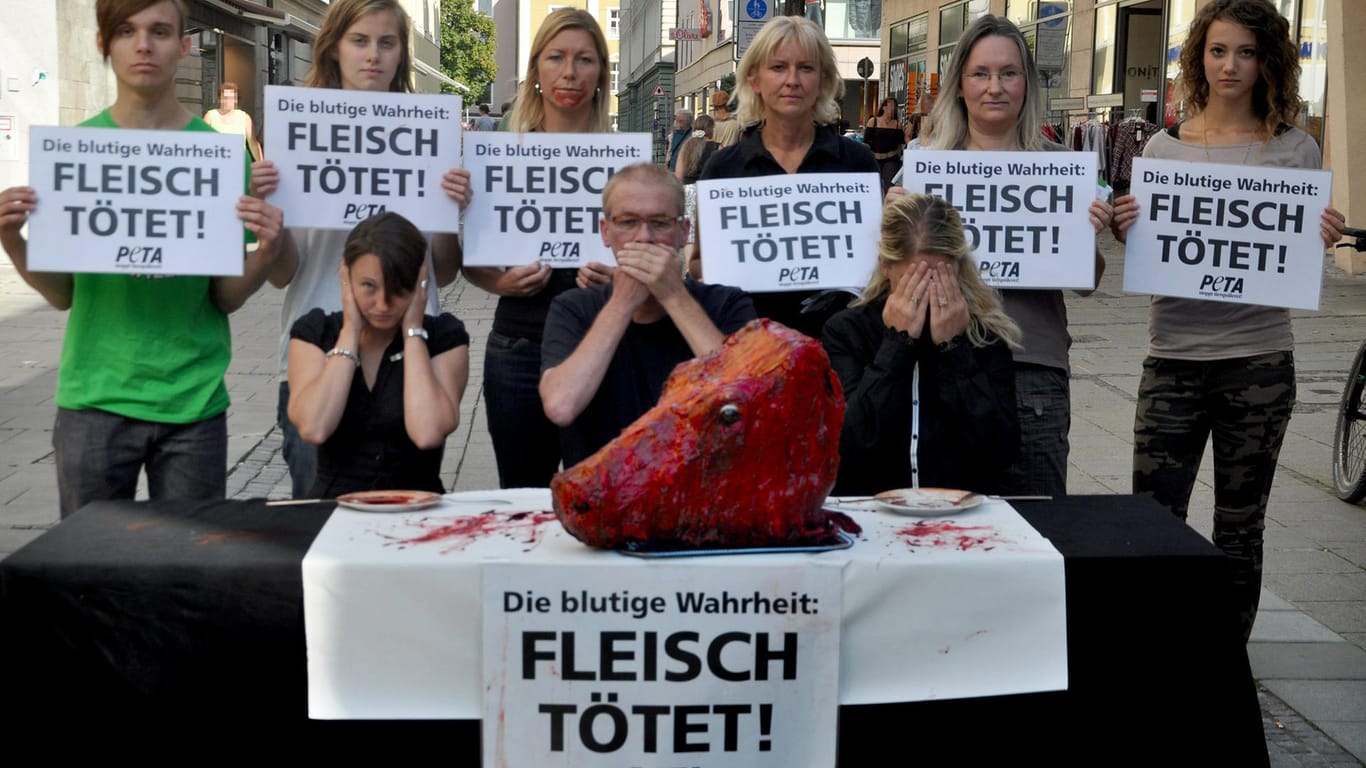 "Fleisch tötet!": Schon in Regensburg hat PETA mit einer ähnlichen Aktion auf das Tierleid aufmerksam machen wollen.