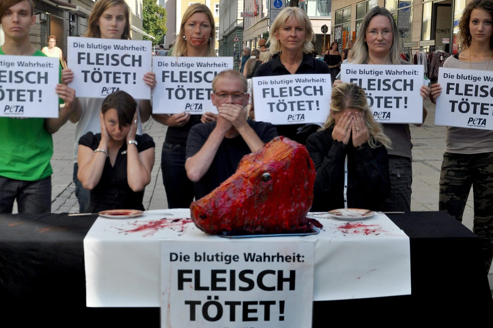 "Fleisch tötet!": Schon in Regensburg hat PETA mit einer ähnlichen Aktion auf das Tierleid aufmerksam machen wollen.