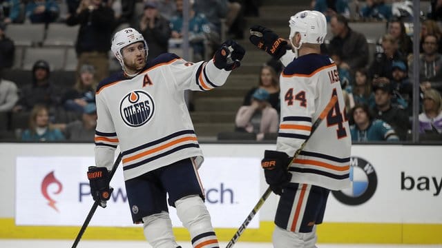 Leon Draisaitl (l) führt in der NHL die Scorerwertung an und gilt allein deshalb mit als bester Eishockey-Spieler der Welt. Leon Draisaitl (l) führt in der NHL die Scorerwertung an und gilt allein deshalb mit als bester Eishockey-Spieler der Welt.
