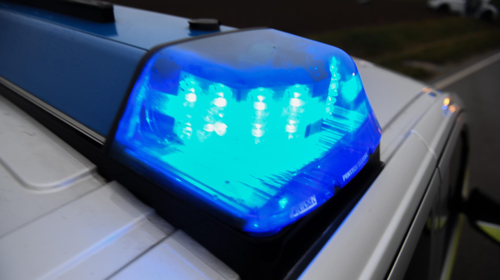 Einsatzfahrzeug mit Blaulicht: In Bielefeld fahndet die Polizei nach drei brutalen Räubern. Einsatzfahrzeug mit Blaulicht: In Bielefeld fahndet die Polizei nach drei brutalen Räubern.