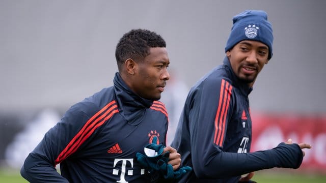 Jérôme Boateng (r) war beim Abschlusstraining des FC Bayern dabei.
