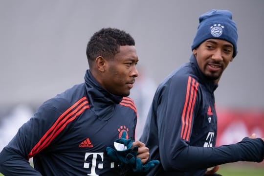 Jérôme Boateng (r) war beim Abschlusstraining des FC Bayern dabei.
