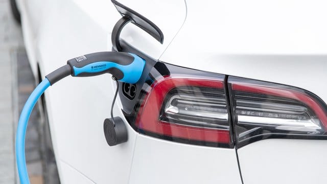 Ab 2020 könnten sogenannte CO2-Rabatte zu zusätzlichen Preisnachlässen beim Neukauf von emissionsarmen Autos führen. Ab 2020 könnten sogenannte CO2-Rabatte zu zusätzlichen Preisnachlässen beim Neukauf von emissionsarmen Autos führen.