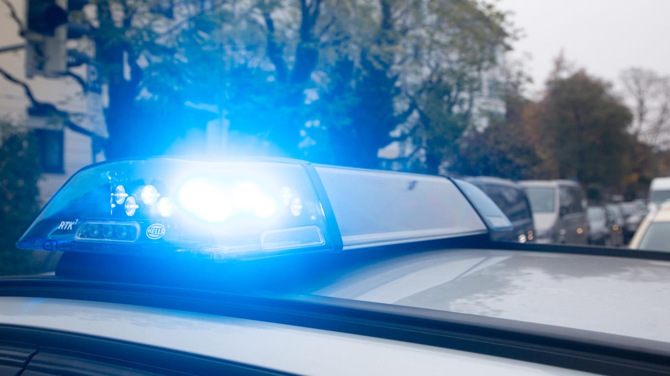 Blaulicht am Polizeiauto: Auf der A8 in Richtung Karlsruhe hat es einen Unfall gegeben.