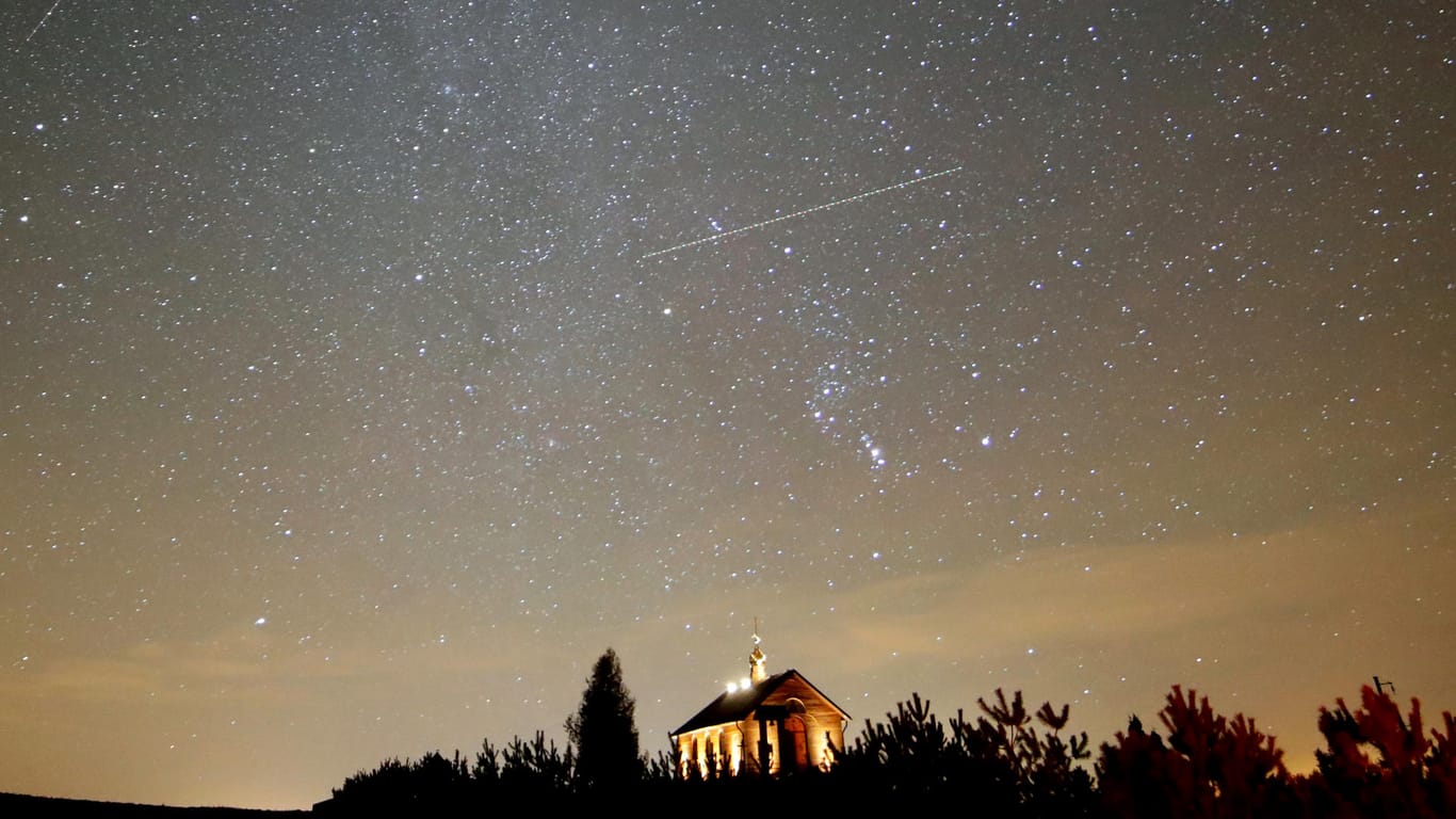 Der Nachthimmel über Zagorie in Weißrussland: Die Sternschnuppen, die alljährlich im Dezember am Nachthimmel zu beobachten sind, gehören zu den Geminiden.