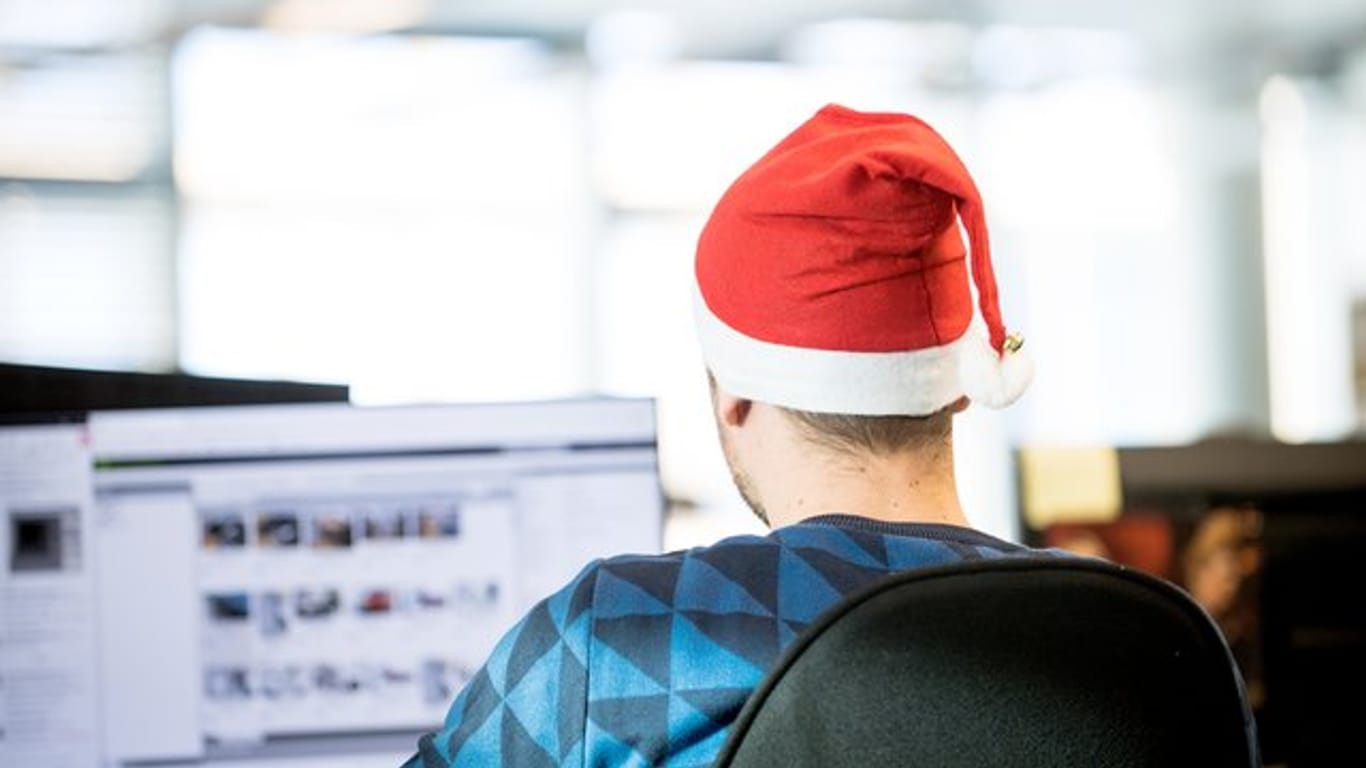 Mit dem Kopf schon im Weihnachtsmodus: Im Dezember sinkt die Motivation bei Beschäftigten jeden Tag ein bisschen mehr.