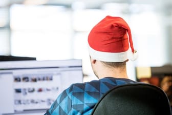 Mit dem Kopf schon im Weihnachtsmodus: Im Dezember sinkt die Motivation bei Beschäftigten jeden Tag ein bisschen mehr.