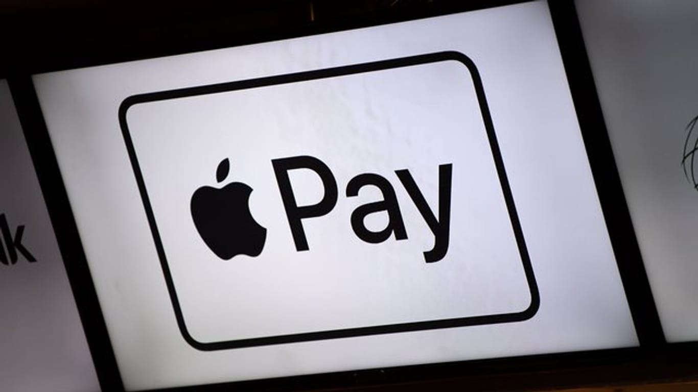 Mit Apple Pay können Kunden mit dem iPhone und der Computer-Uhr Apple Watch an der Ladenkasse wie mit einer kontaktlosen Karte bezahlen.