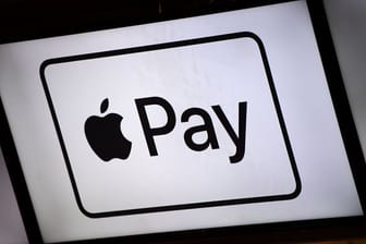 Mit Apple Pay können Kunden mit dem iPhone und der Computer-Uhr Apple Watch an der Ladenkasse wie mit einer kontaktlosen Karte bezahlen.