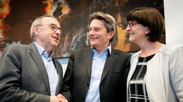 SPD-Fraktionschef Rolf Mützenich (M) begrüßt die neuen Parteichefs Norbert Walter-Borjans (l) und Saskia Esken zu Beginn der Sitzung der Bundestagsfraktion. SPD-Fraktionschef Rolf Mützenich (M) begrüßt die neuen Parteichefs Norbert Walter-Borjans (l) und Saskia Esken zu Beginn der Sitzung der Bundestagsfraktion.