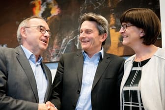 SPD-Fraktionschef Rolf Mützenich (M) begrüßt die neuen Parteichefs Norbert Walter-Borjans (l) und Saskia Esken zu Beginn der Sitzung der Bundestagsfraktion.