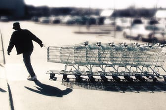 Ein Mann mit Einkaufswagen: Mithilfe der Studie konnte nicht festgestellt werden, ob Arbeitgeber die Mindestlohn-Vorschriften auch umgehen.