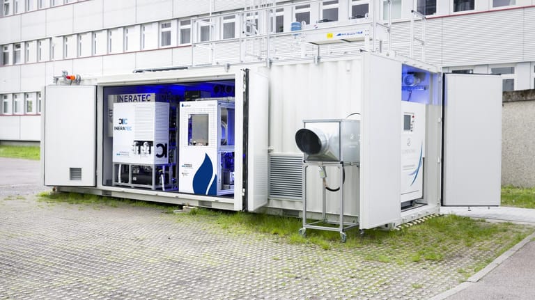 Die "Power-to-Liquid-Anlage" vom Karlsruher Institut für Technik: Wenn alles nach Plan läuft, rechnen die Forscher damit, schon in ein paar Jahren große Mengen Treibstoff aus CO2 herstellen zu können.