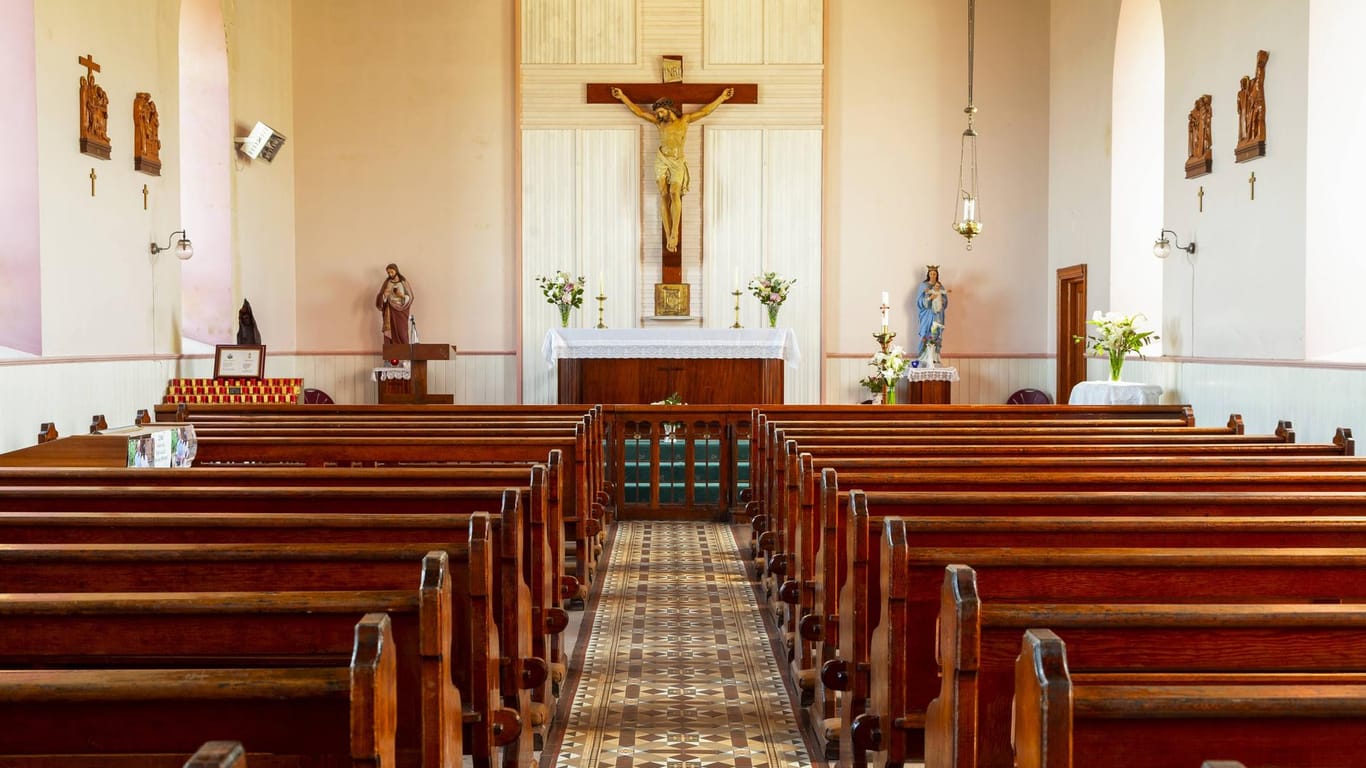Das Innere einer katholischen Kapelle: Für die Teilnehmer einer Beerdigung wurde es unangenehm – der Pfarrer erschien volltrunken.