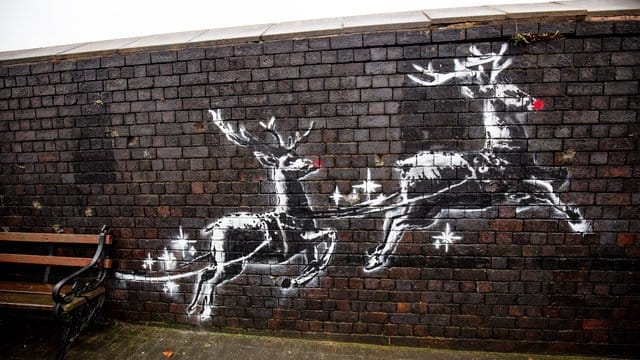 Banksy-Kunstwerk mit dem Titel "God Bless Birmingham" ("Gott segne Birmingham") auf einer Backsteinmauer. Banksy-Kunstwerk mit dem Titel "God Bless Birmingham" ("Gott segne Birmingham") auf einer Backsteinmauer.