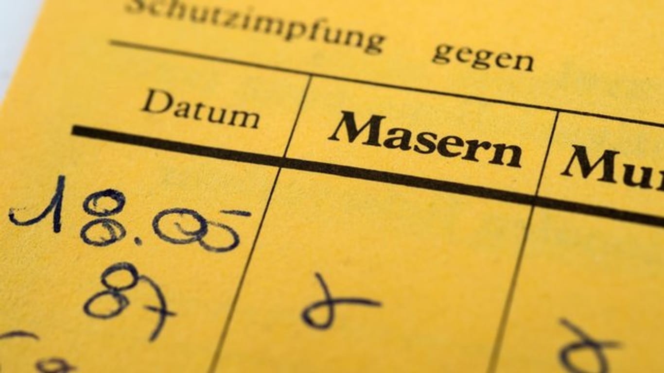 Menschen, die häufig reisen, sollten überprüfen, ob sie gegen Masern geimpft sind.