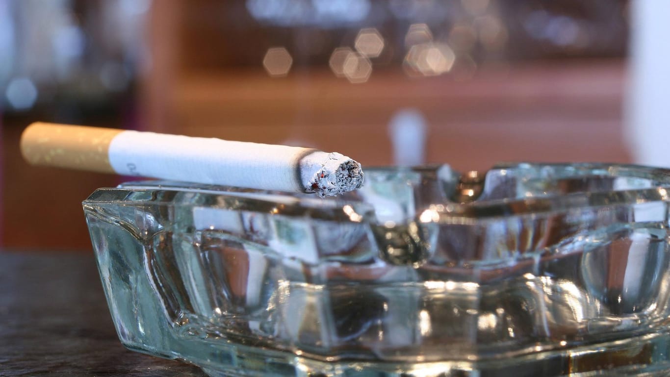 Eine brennende Zigarette: Über ein Werbeverbot für Tabakprodukte wird schon längere Zeit diskutiert.