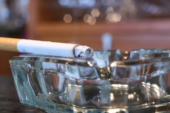 Eine brennende Zigarette: Über ein Werbeverbot für Tabakprodukte wird schon längere Zeit diskutiert.