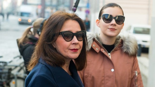 Die als Zeugin im Prozess gegen ihre Mutter (l. Die als Zeugin im Prozess gegen ihre Mutter (l.