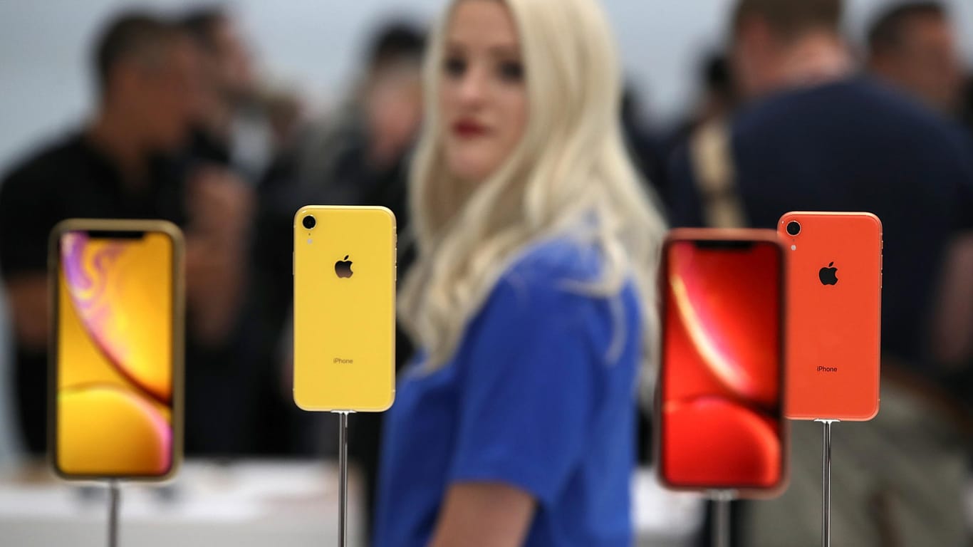 Ein gelbes und ein rotes iPhone: Im nächsten Jahr soll es fünf neue Modelle geben.