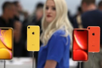 Ein gelbes und ein rotes iPhone: Im nächsten Jahr soll es fünf neue Modelle geben.