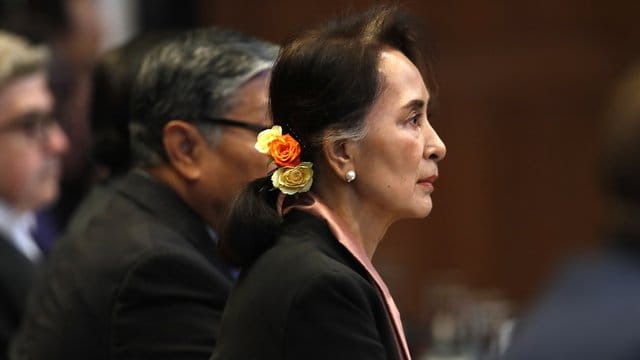 Aung San Suu Kyi im Gerichtssaal des Internationalen Gerichtshofs in Den Haag. Aung San Suu Kyi im Gerichtssaal des Internationalen Gerichtshofs in Den Haag.