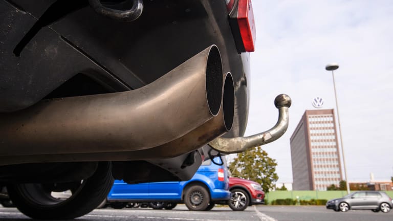 Ein Auspuff vor der Volkswagen Konzernzentrale: Weltweit betraf die Dieselaffäre laut damaligen Unternehmensangaben rund elf Millionen Autos.