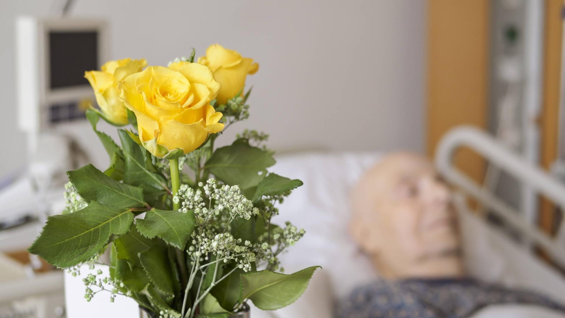 Ein Mann liegt im Krankenbett: Auf der Palliativstation befinden sich schwer kranke Menschen mit einer begrenzten Lebenszeit. Für die meisten wird es das letzte Weihnachten sein. (Symbolbild) Ein Mann liegt im Krankenbett: Auf der Palliativstation befinden sich schwer kranke Menschen mit einer begrenzten Lebenszeit. Für die meisten wird es das letzte Weihnachten sein. (Symbolbild)