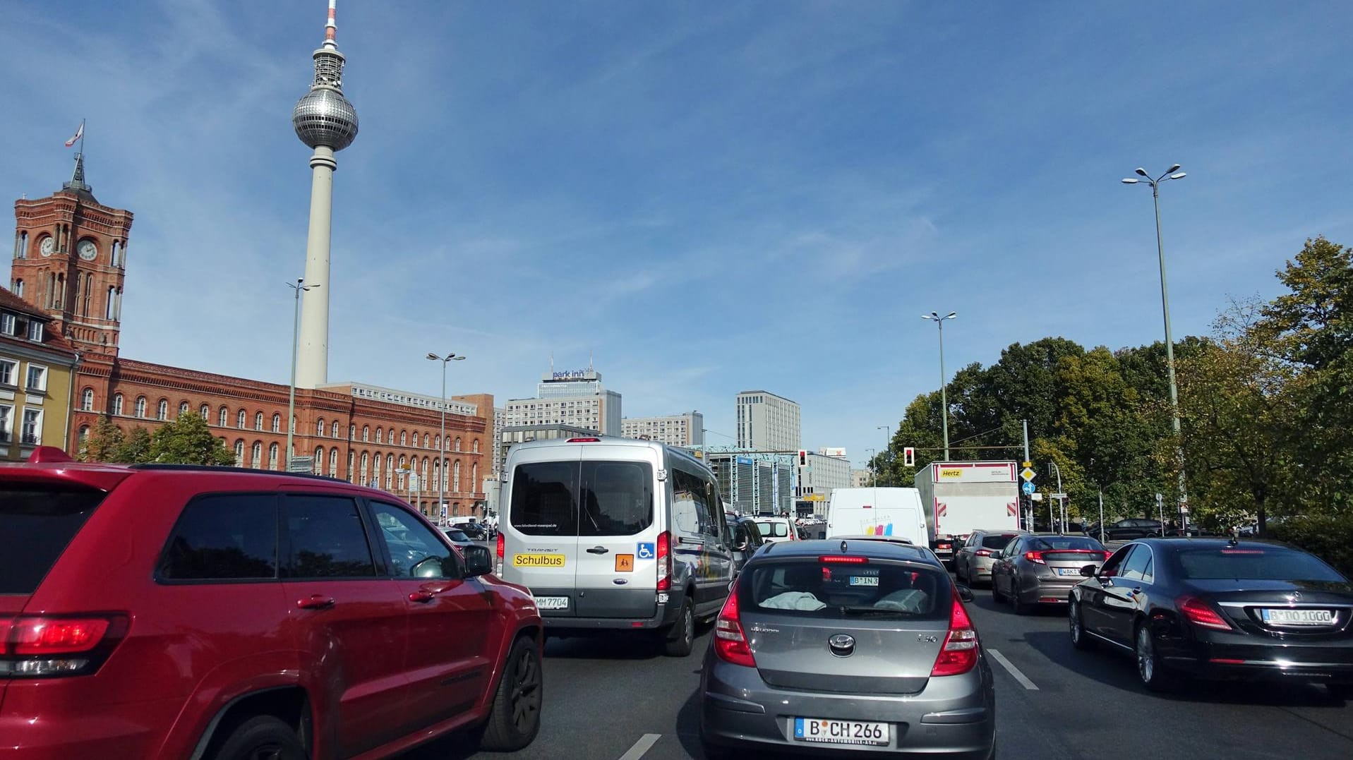 Stau in Berlin-Mitte: Die Hauptstadt hat als erstes Bundesland den Klimanotstand ausgerufen. (Symbolbild)