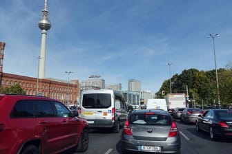 Stau in Berlin-Mitte: Die Hauptstadt hat als erstes Bundesland den Klimanotstand ausgerufen. (Symbolbild)