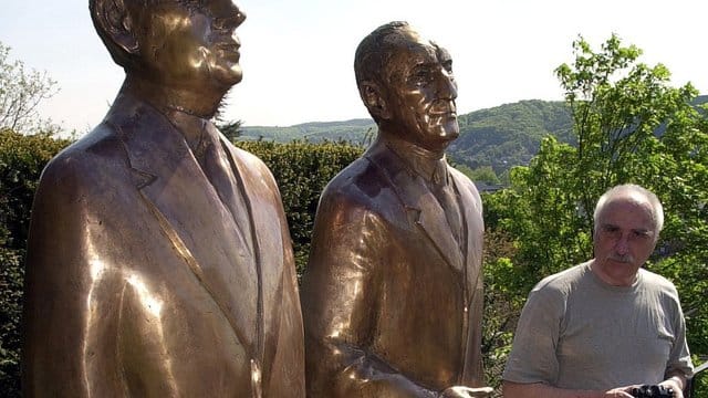 Imre Varga (r), ungarischer Bildhauer, an seiner Bronze am Adenauer-Haus in Rhöndorf bei Bonn. Imre Varga (r), ungarischer Bildhauer, an seiner Bronze am Adenauer-Haus in Rhöndorf bei Bonn.