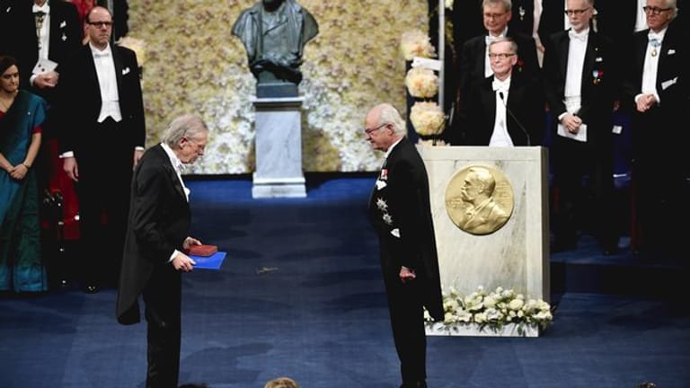 Peter Handke (l) erhält den Nobelpreis von König Carl XVI.