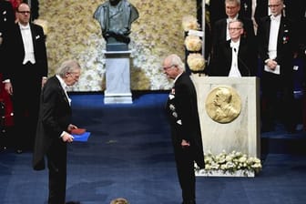 Peter Handke (l) erhält den Nobelpreis von König Carl XVI.