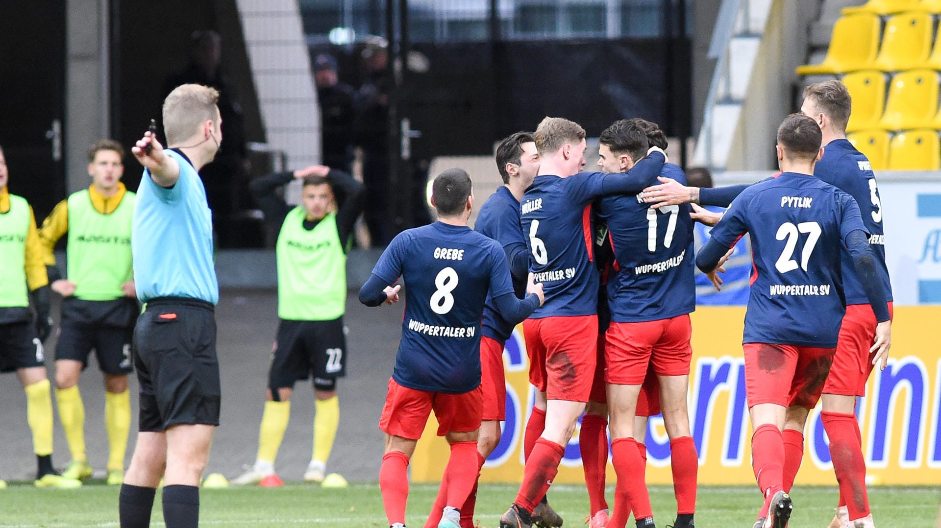 Die Spieler vom Wuppertaler SV jubeln über ein Tor: Nach dem Sieg über Aachen ist die Mannschaft wieder motiviert.