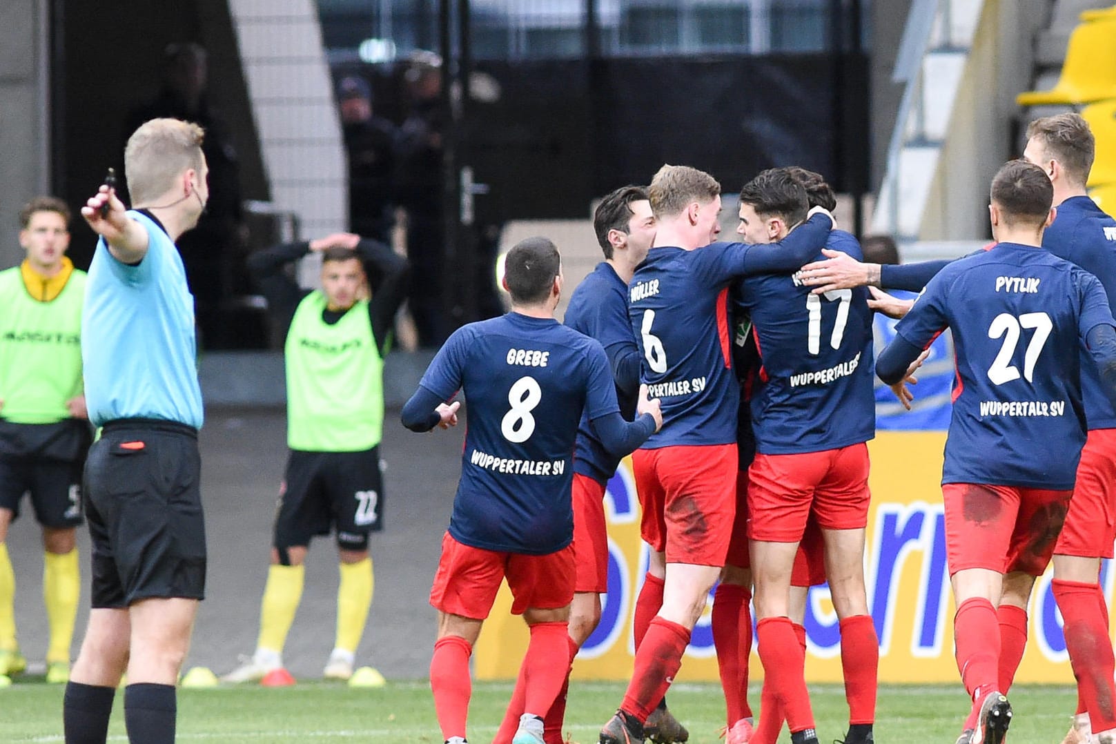 Die Spieler vom Wuppertaler SV jubeln über ein Tor: Nach dem Sieg über Aachen ist die Mannschaft wieder motiviert.