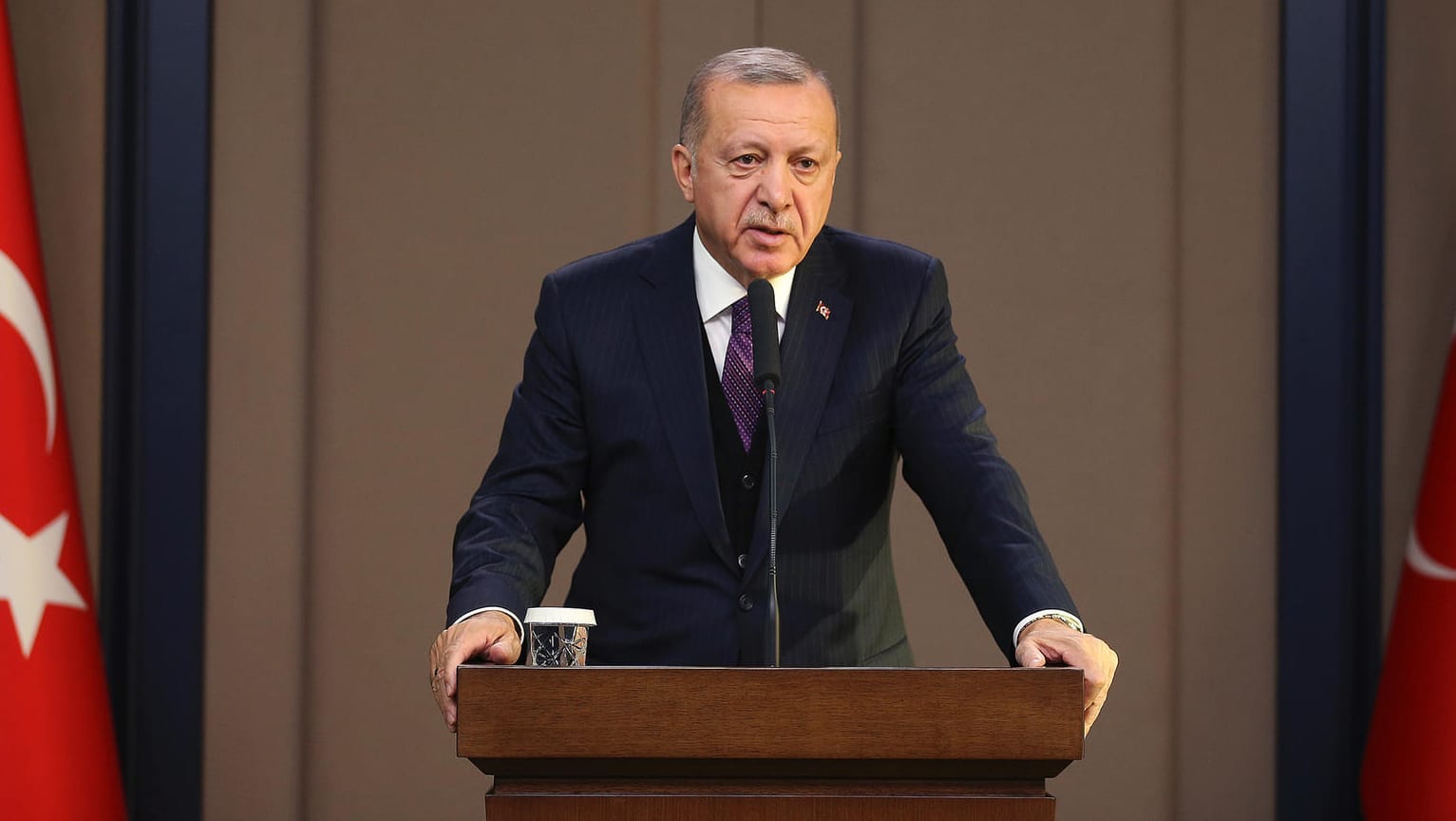 Der türkische Präsident Recep Tayyip Erdogan hat der libyischen Regierung im Bürgerkrieg militärische Unterstützung an. Der türkische Präsident Recep Tayyip Erdogan hat der libyischen Regierung im Bürgerkrieg militärische Unterstützung an.