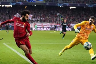 Mohamed Salah (l) vom FC Liverpool erzielt gegen Salzburgs Keeper das Tor zum 2:o:.