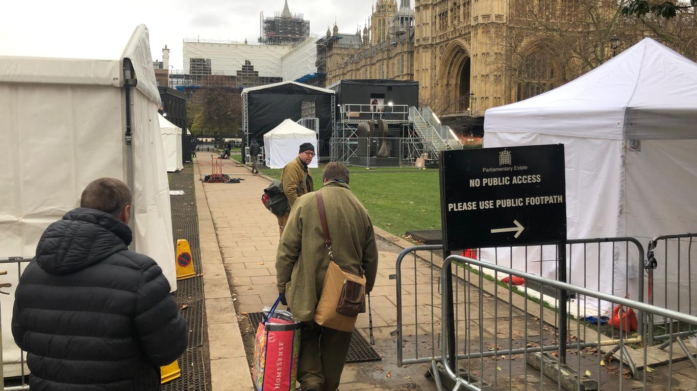 Vorbereitung auf den Wahltag: Journalisten aus aller Welt richten sich gegenüber des Parlamentsgebäudes in ihren provisorischen Studios ein. Im Hintergrund ist der eingerüstete Teil des Parlaments zu erkennen.