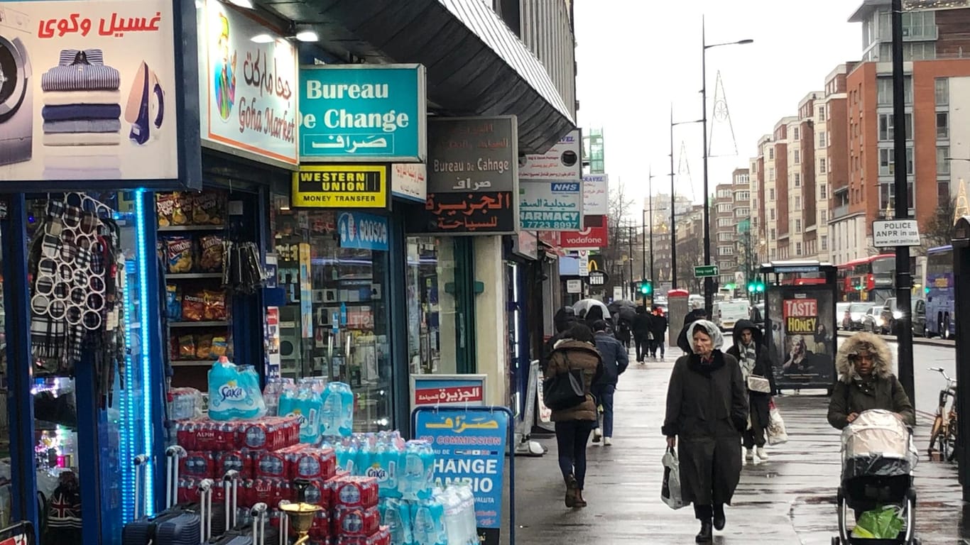 Die Edgware Road im Nord-Westen Londons: Auf der wuseligen Straße reiht sich ein Geschäft an das andere.