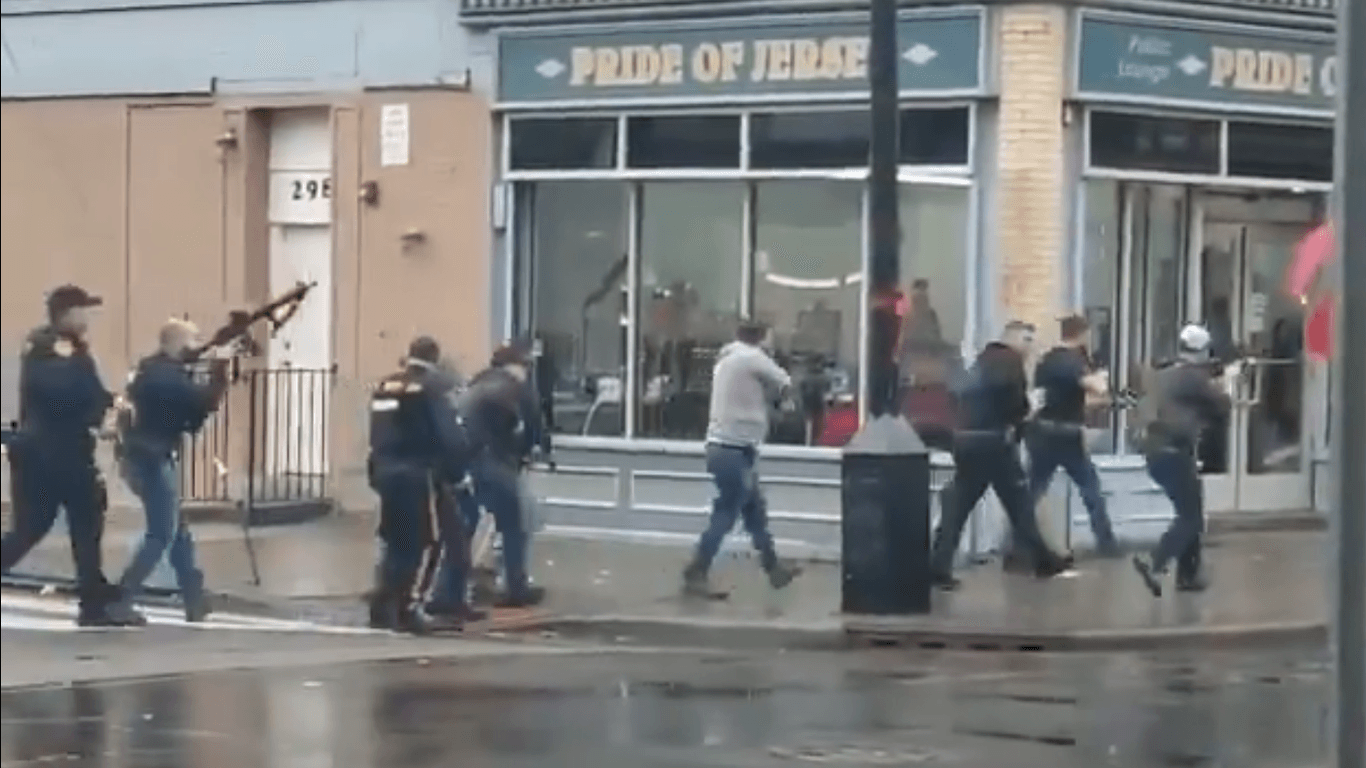Eine Gruppe von Sicherheitskräften rückt auf den Straßen New Jersey gegen mutmaßliche Angreifer vor.