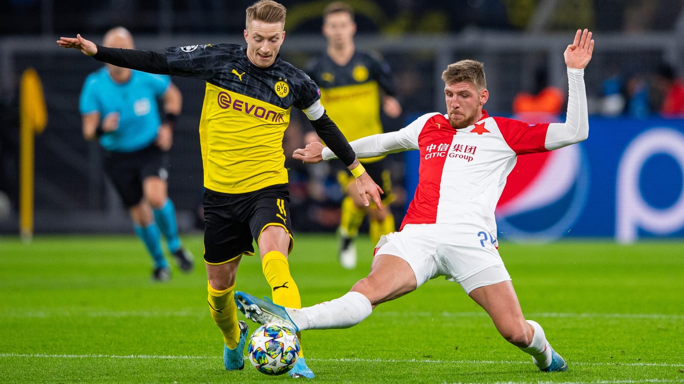 Prags Ladislav Takacs (.) und Dortmunds Marco Reus kämpfen um den Ball.