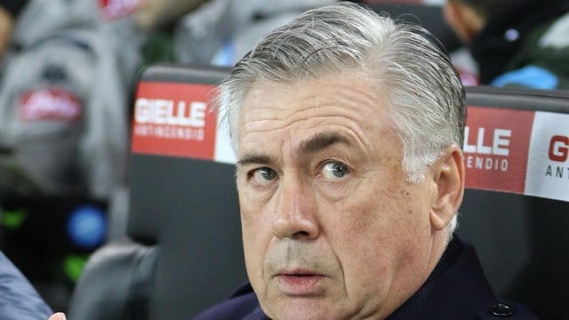 Beabsichtigt nicht, als Trainer vom SSC Neapel zurückzutreten: Carlo Ancelotti. Beabsichtigt nicht, als Trainer vom SSC Neapel zurückzutreten: Carlo Ancelotti.