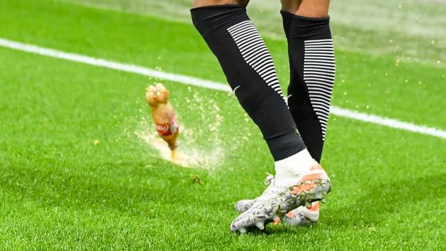 Eine fast voll Getraänkeflasche landet neben dem Leipziger Christopher Nkunku im Groupama Stadion auf dem Spielfeld. Eine fast voll Getraänkeflasche landet neben dem Leipziger Christopher Nkunku im Groupama Stadion auf dem Spielfeld.