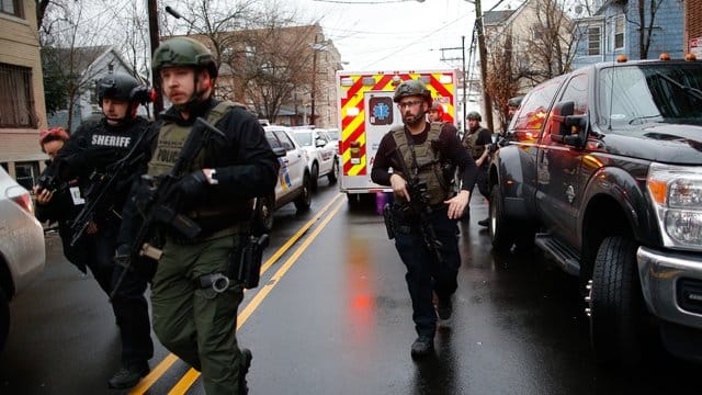 Polizisten kommen am Tatort in Jersey City an.