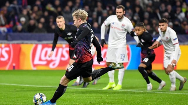 Emil Forsberg trifft per Elfmeter zum 1:0 für RB Leipzig gegen Lyon. Emil Forsberg trifft per Elfmeter zum 1:0 für RB Leipzig gegen Lyon.